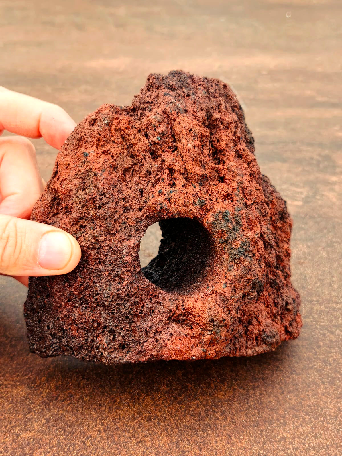 Roche Volcanique Rouge avec trou central