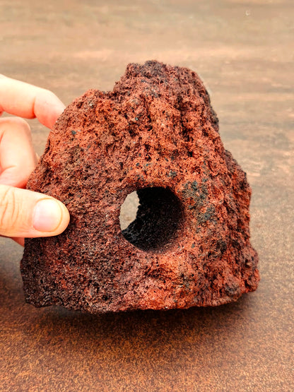 Roche Volcanique Rouge avec trou central